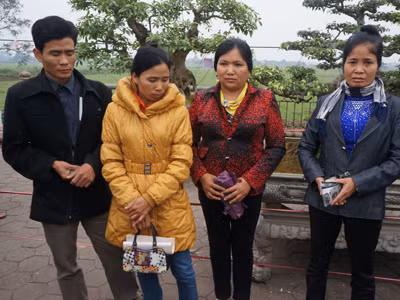 Các đối tượng buôn bán ấn bị phát hiện. Ảnh: Minh Đức