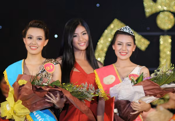 Ngọc Lê cùng hoa hậu Ngọc Hân trong đêm chung kết Miss HaUI 2011. Ngọc Lê cùng hoa hậu Ngọc Hân tỏa sáng trong đêm chung kết Miss HaUI 2011
