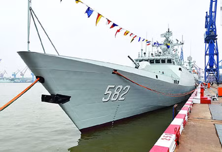 Tàu hộ vệ tên lửa 582 