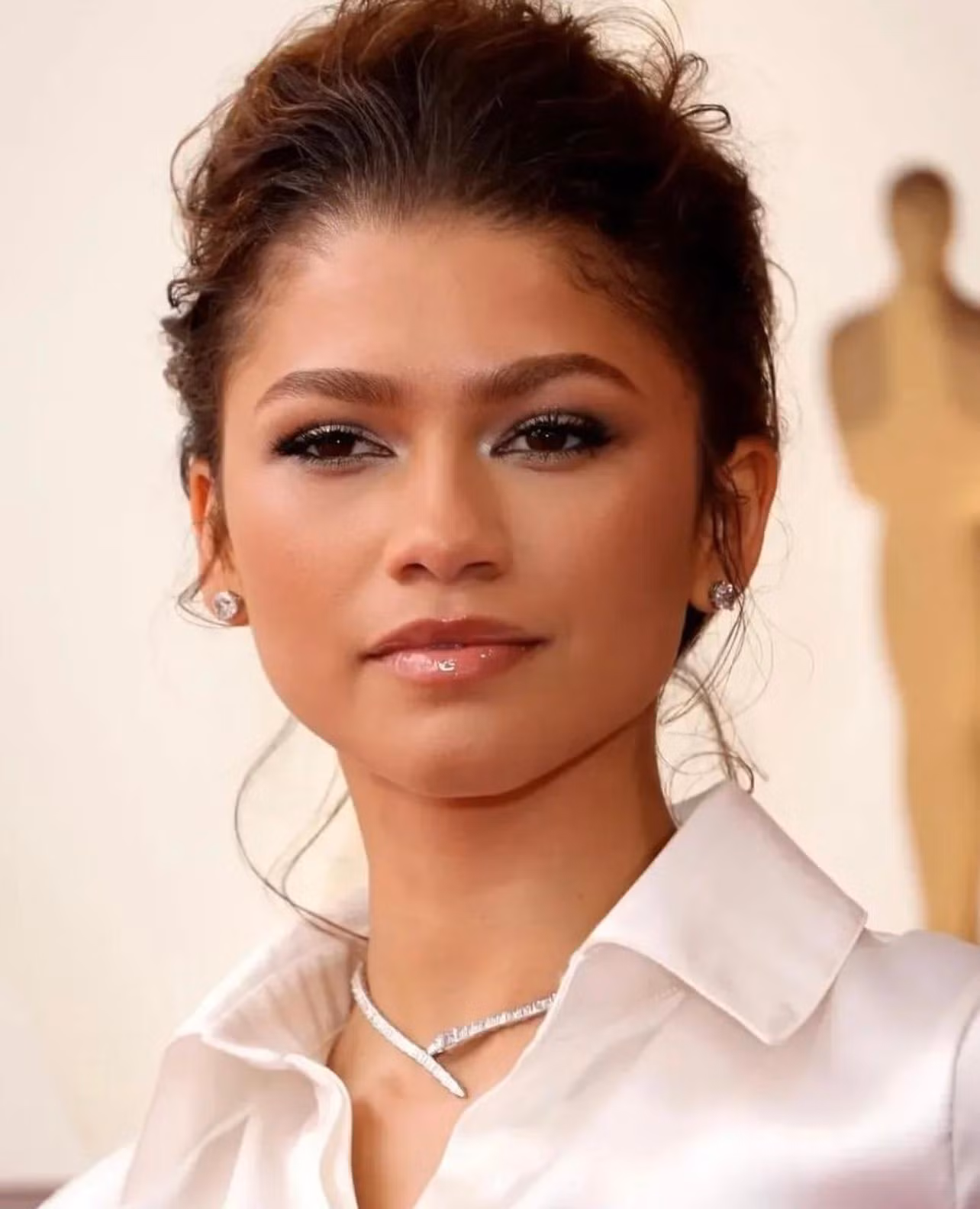 Kiểu make-up nhẹ nhàng, son bóng nhẹ làm tổng thể Zendaya vô cùng quyến rũ. Kiểu make-up nhẹ nhàng, son bóng nhẹ làm tổng thể Zendaya vô cùng quyến rũ.