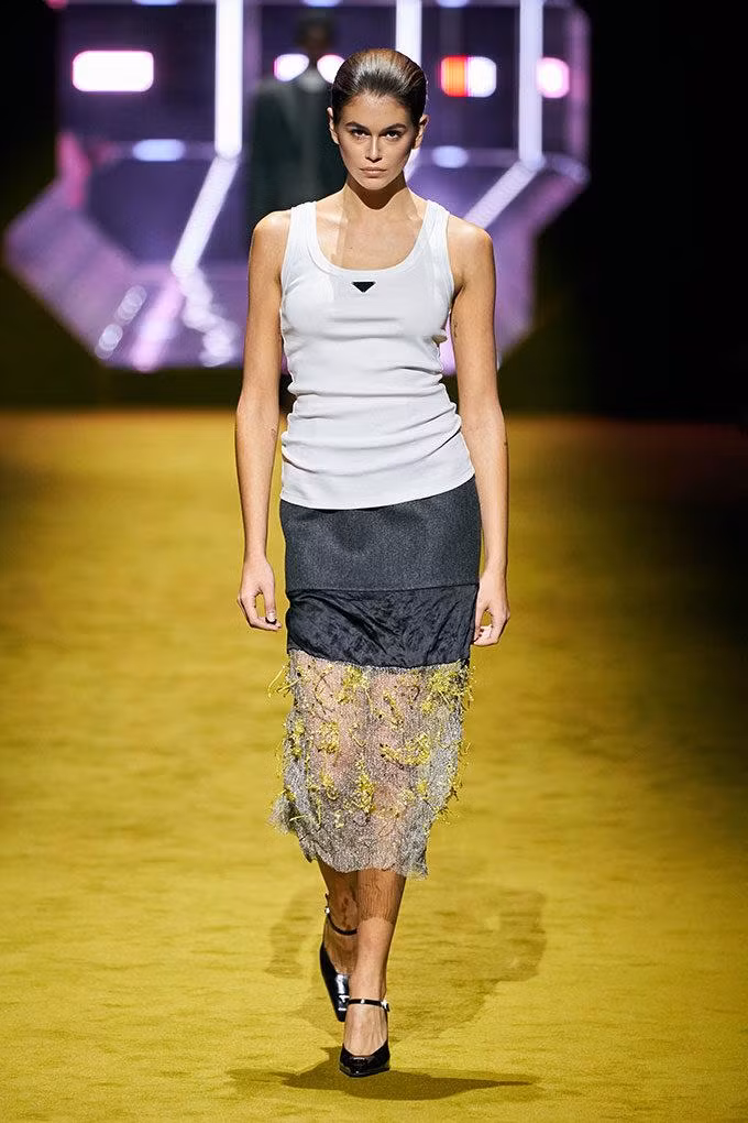 Tank top đầy sáng tạo ở show Prada Tank top đầy sáng tạo ở show Prada