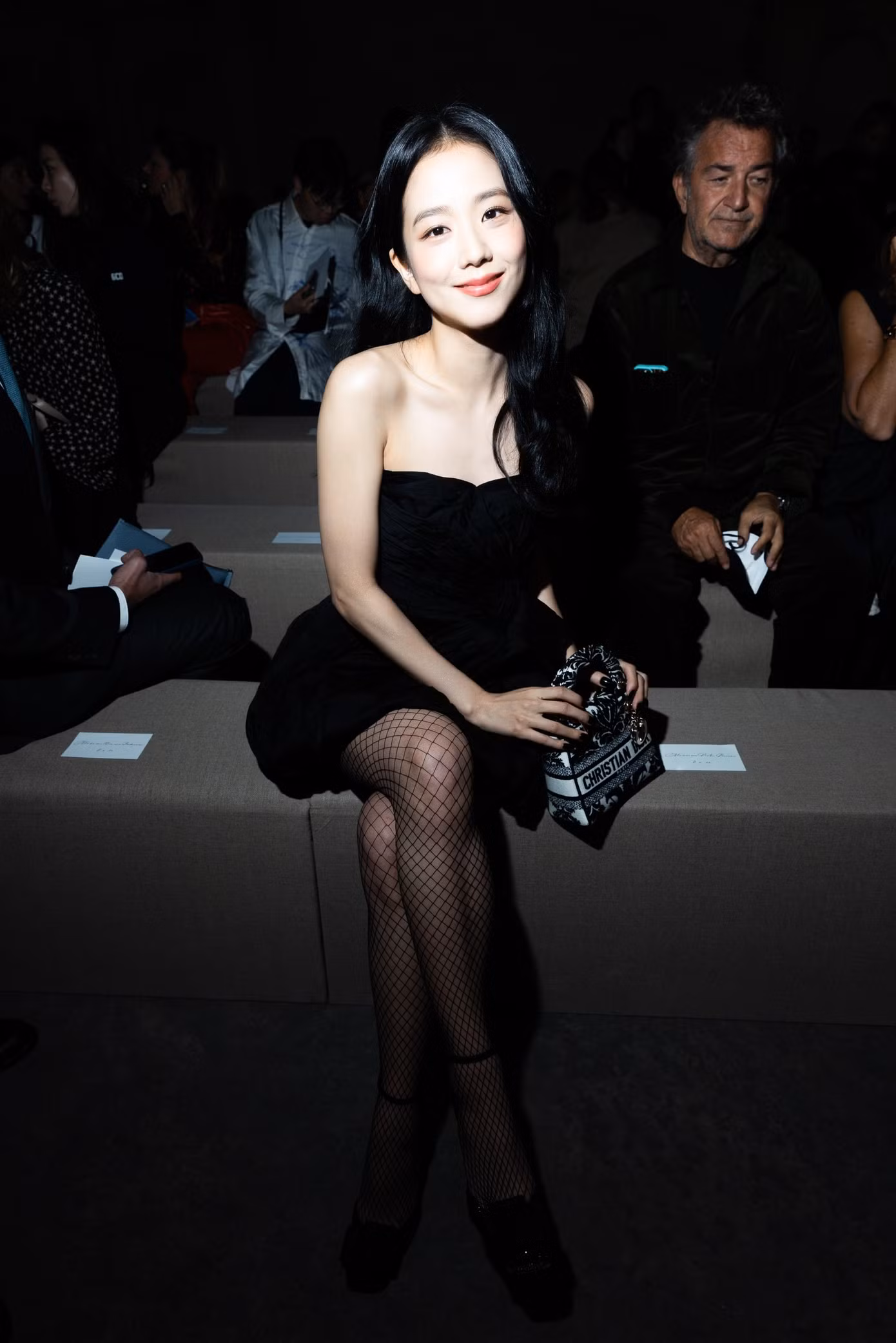 Chiếc túi mini Dior trên tay của Jisoo cực kỳ đáng yêu. Chiếc túi mini Dior trên tay của Jisoo cực kỳ đáng yêu.