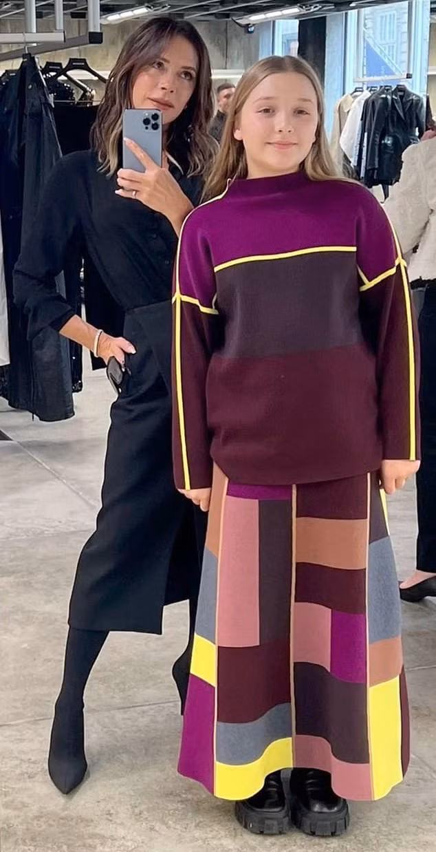Harper mặc thiết kế của hiệu Victoria Beckham.