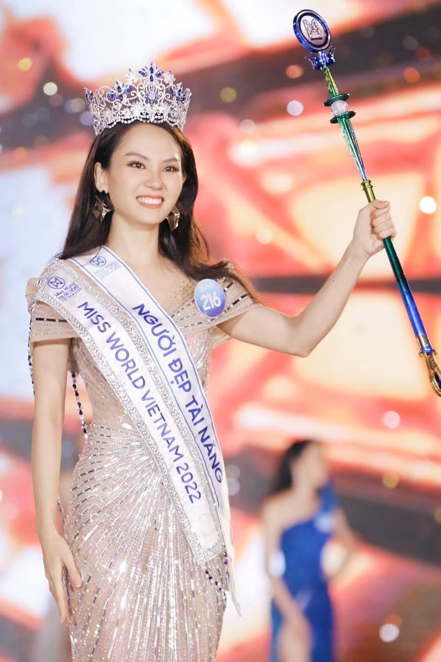 Mai Phương với chiều cao 1m70 vẫn có nhiều cách để khắc phục bằng giày cao gót.