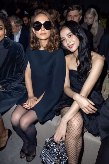 Jisoo cùng với nữ diễn viên Natalie Portman ở hàng ghế đầu. Jisoo cùng với nữ diễn viên Natalie Portman ở hàng ghế đầu.