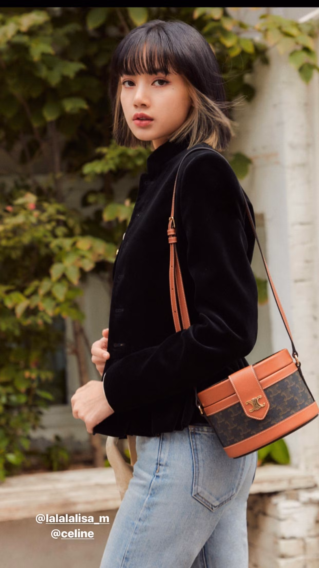 Celine và Lisa đã khiến túi vintage của nhà mốt càng có giá. Celine và Lisa đã khiến túi vintage của nhà mốt càng có giá.