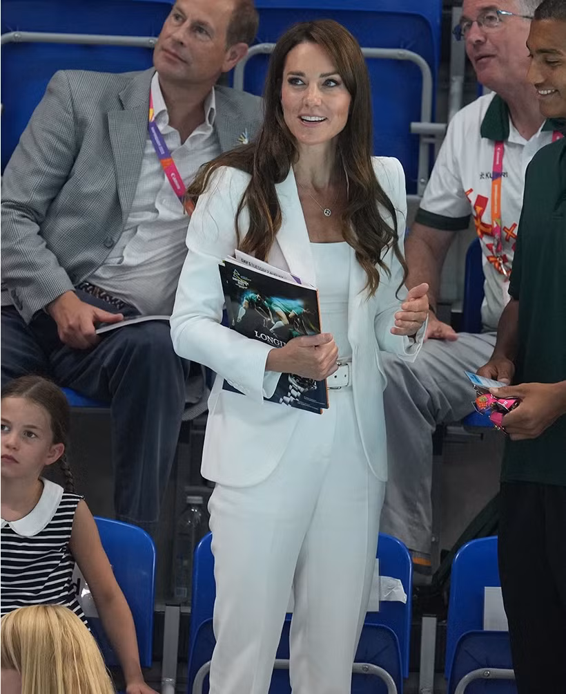 Kate Middleton cũng diện tank top thì không còn nghi ngờ gì nữa, đây là item hot nhất năm. Kate Middleton cũng diện tank top thì không còn nghi ngờ gì nữa, đây là item hot nhất năm.