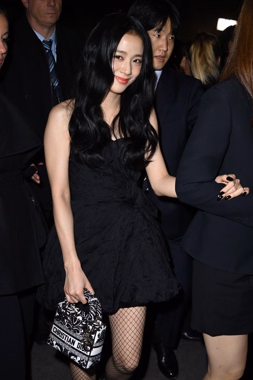 Jisoo xuất hiện ở Dior đã tạo nên một làn sóng cuồng nhiệt cho show. Jisoo xuất hiện ở Dior đã tạo nên một làn sóng cuồng nhiệt cho show.