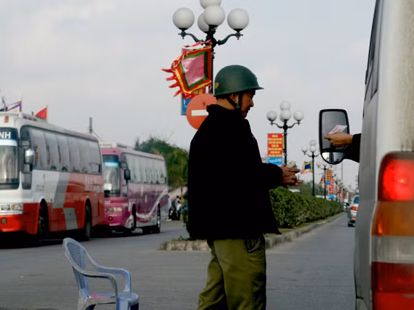 Thu tiền trước khi vào khu vực đền Trần