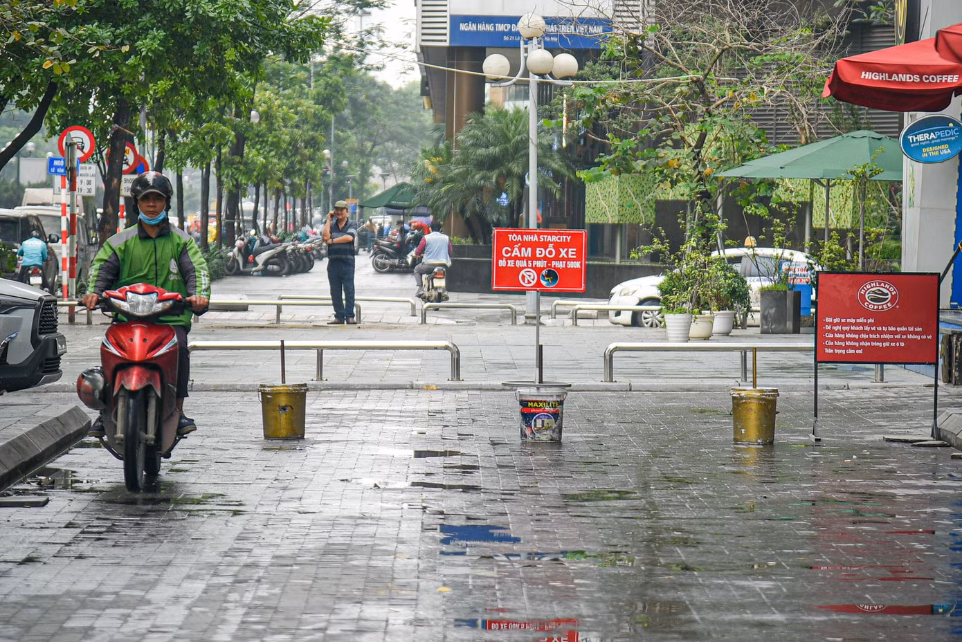 Cư dân tại tòa nhà ở đây cho biết, vào giờ cao điểm xe máy thường xuyên leo lên vỉa hè, gây nguy hiểm cho người đi bộ, ảnh hưởng tới cư dân tại đây cũng như hư hỏng phần gạch lát đường.