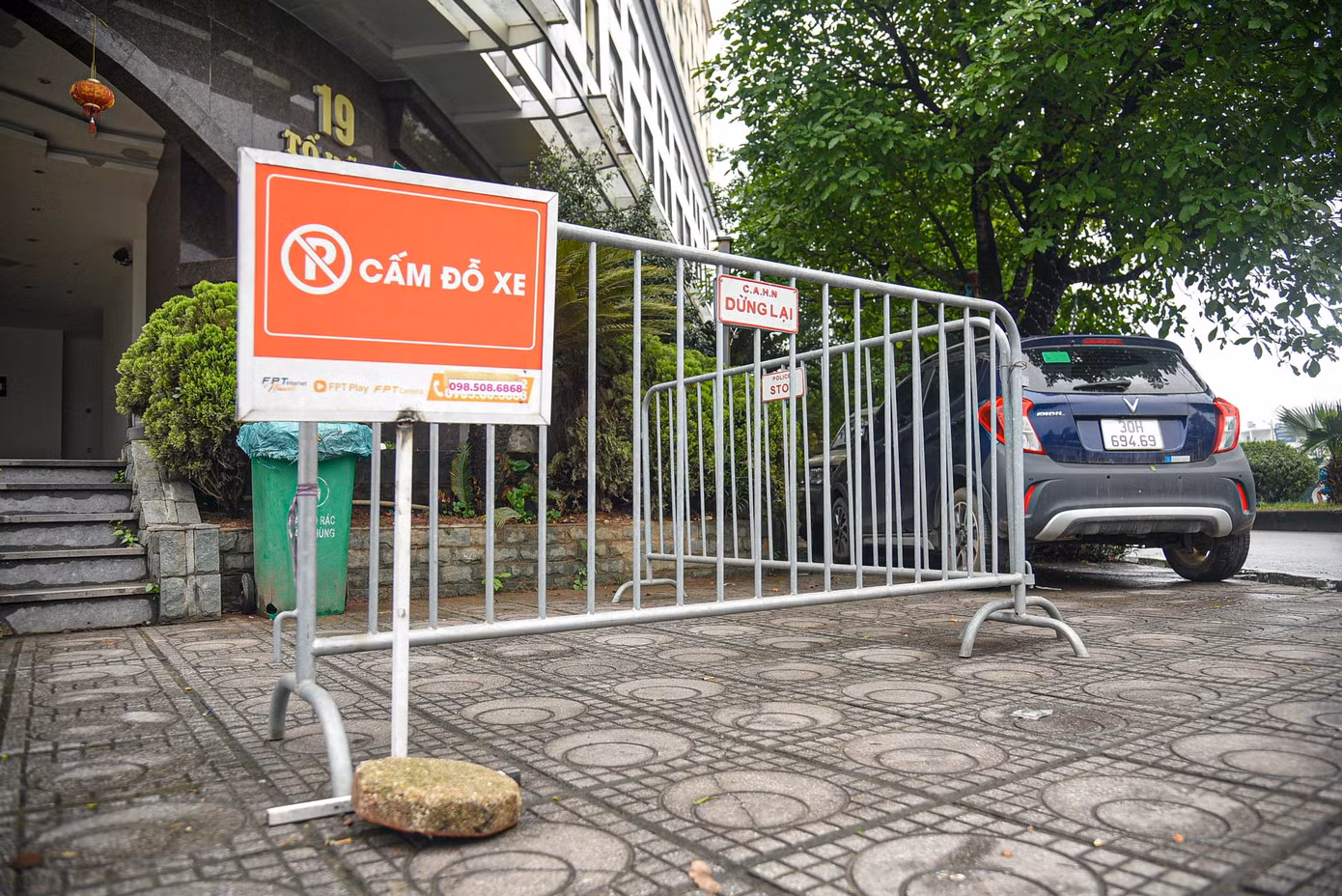 Một tòa nhà trên phố Tố Hữu (quận Nam Từ Liêm), BQL tòa nhà đã tiến hành dựng hàng rào chắn phía trước sảnh và xung quanh tòa nhà. Tuy nhiên bên ngoài rào, ô tô vẫn đỗ trên vỉa hè.