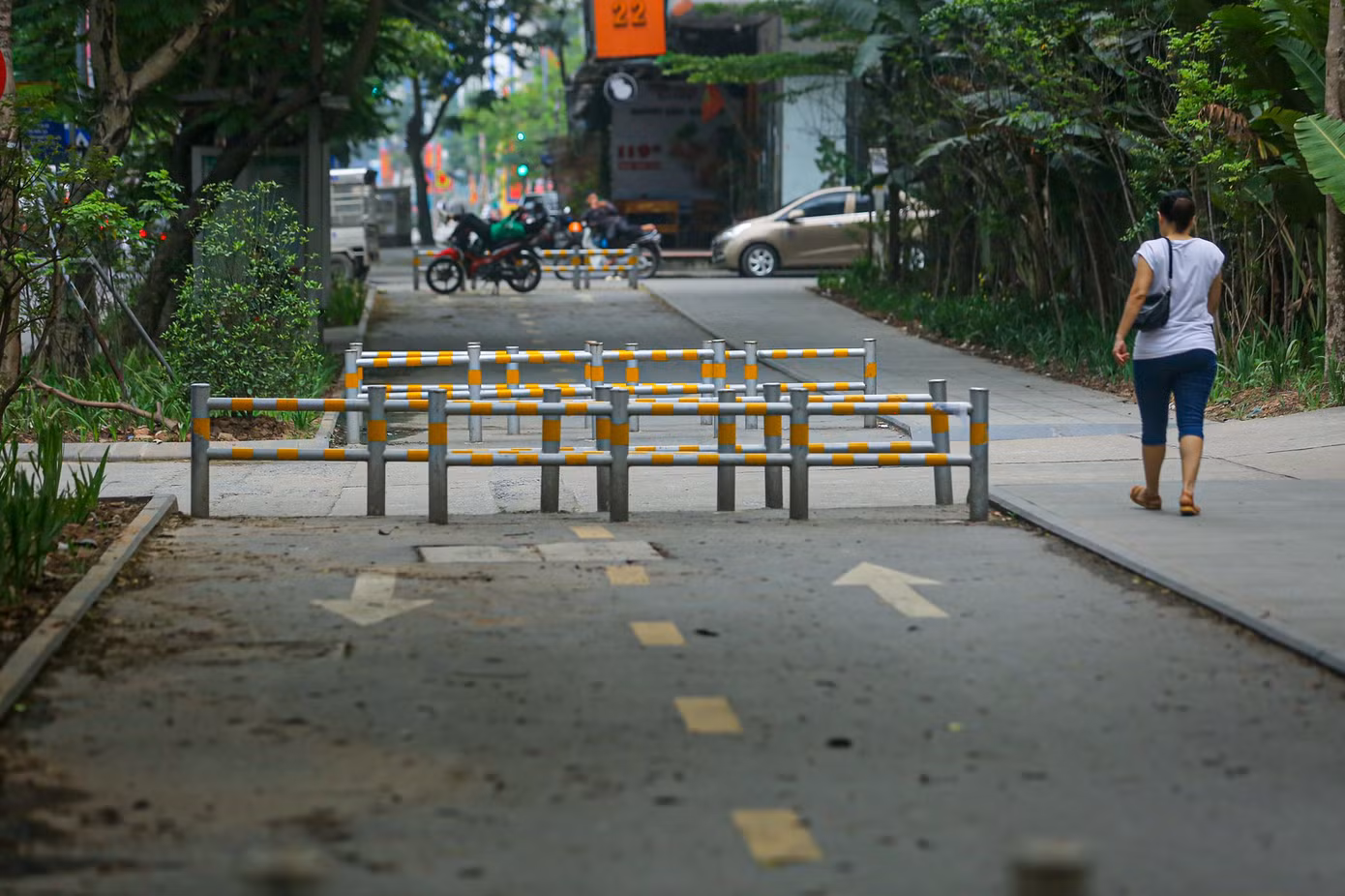 Trên một số tuyến phố ở Hà Nội, phần vỉa hè được đặt bê tông, giăng dây, dựng rào sắt, đặt bồn hoa... để ngăn các phương tiện đi lên hè, lấn chiếm vỉa hè làm nơi dừng, đỗ xe.