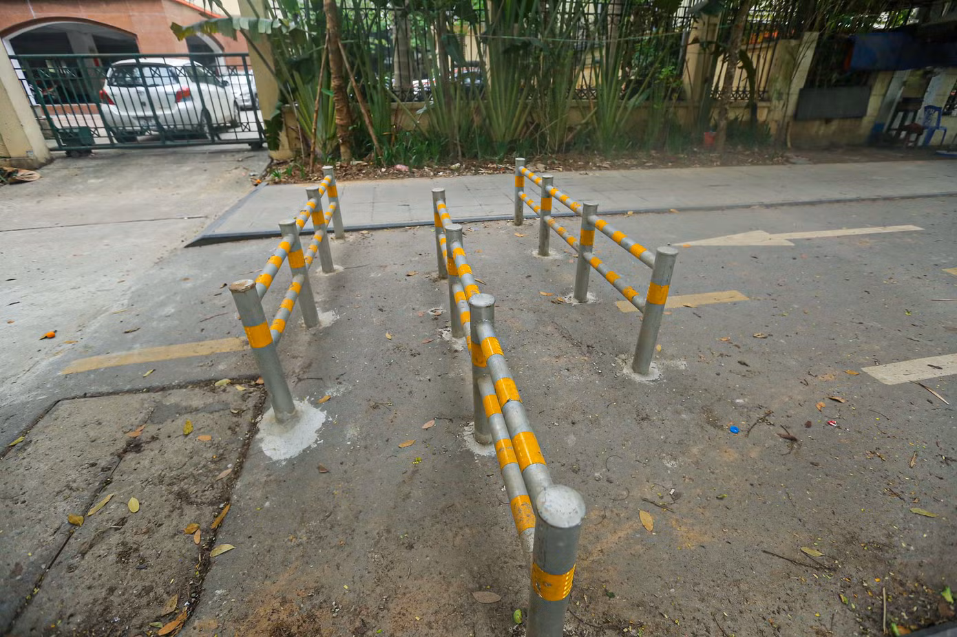 Tuy nhiên nhiều người cho rằng, việc dựng rào theo hình zíc zắc như này ảnh hưởng không nhỏ đến việc đi lại của người già, trẻ nhỏ, đặc biệt là người khuyết tật.