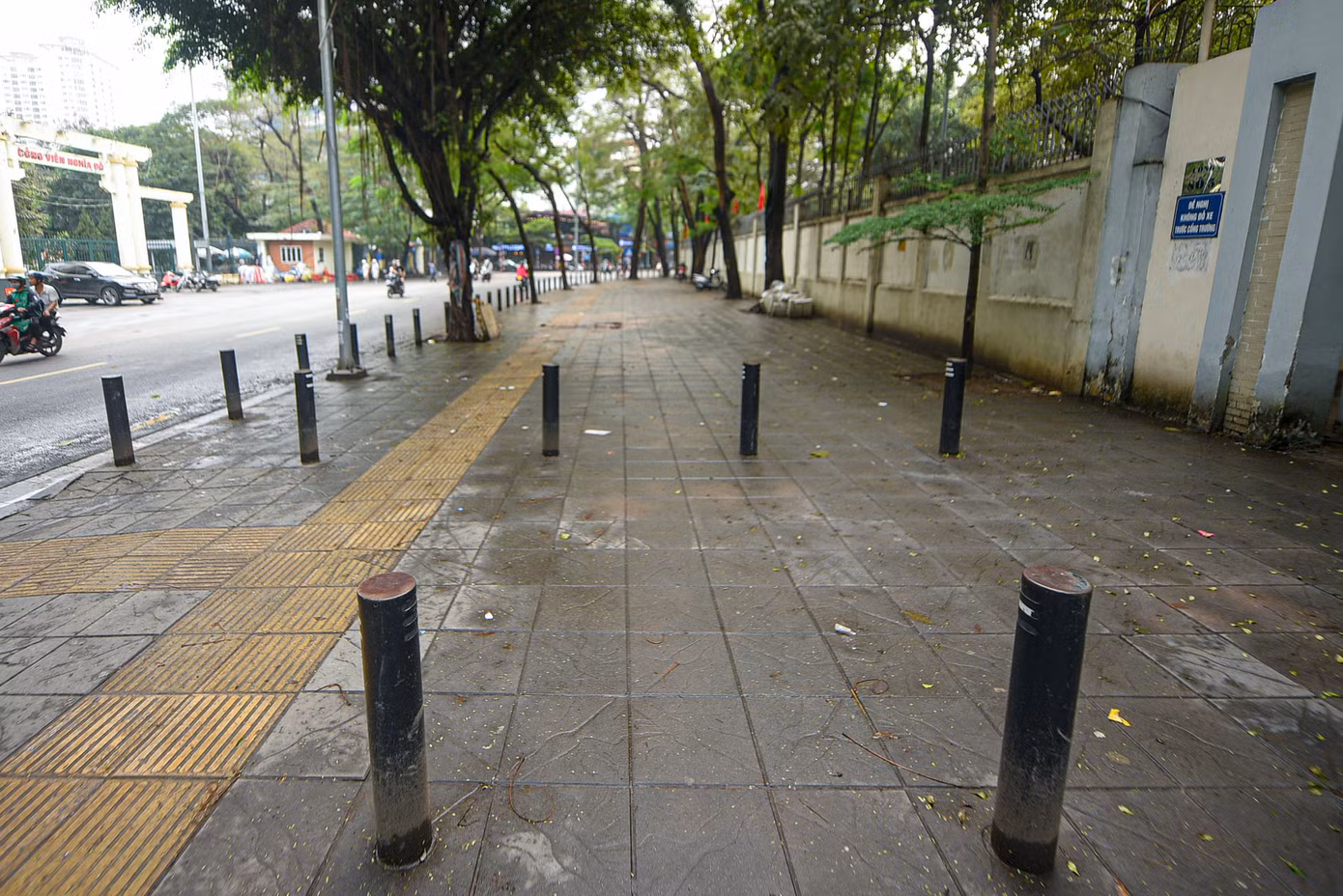 Dựng cọc trên vỉa hè phố Nghĩa Tân (quận Cầu Giấy).