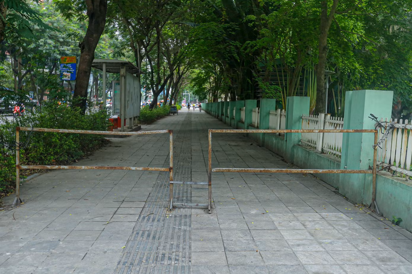 Hàng rào chặn lối lên trên đường Hoàng Minh Giám (quận Thanh Xuân).