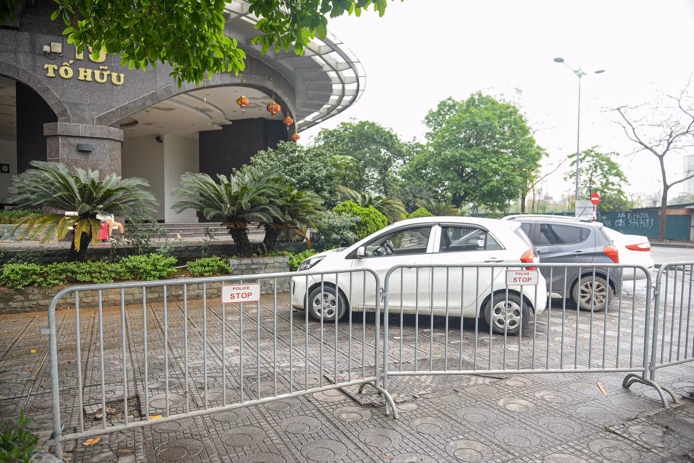 Tình trạng ô tô lấn chiếm vỉa hè làm nơi đỗ xe vẫn tái diễn tại nhiều nơi.