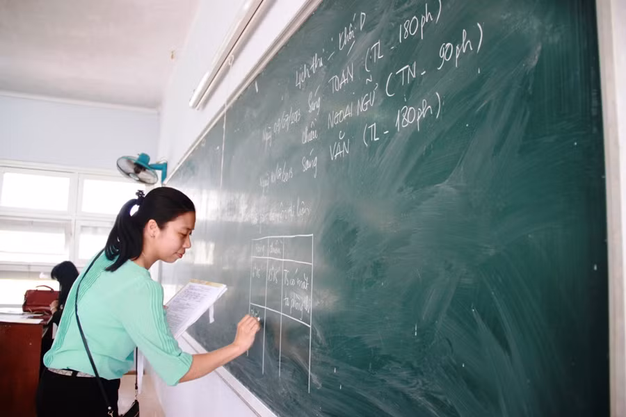 Cán bộ coi thi ghi thời gian biểu
