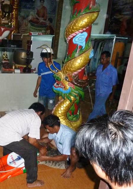 Bắt cá sấu ở chánh điện