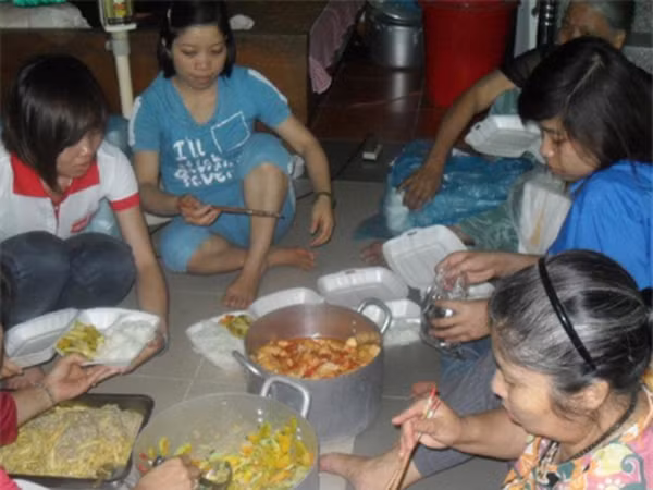 Tình nguyện viên chuẩn bị cơm chay