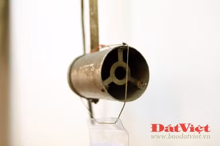 Phần hộp cộng hưởng âm của chiếc đàn nhị, làm từ thiết bị quân sự (không rõ loại). Theo nhà báo Nguyễn Ngọc Tiến, chiếc nhị có chất lượng âm thanh tốt, từng tham gia trong quá trình thực hiện bộ phim 