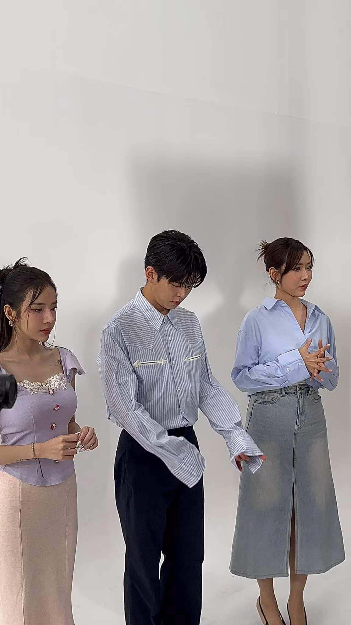 MIN (ngoài cùng bên phải) đi giày cao gót và cao hơn so với Lyly khi cả ba đứng chung.