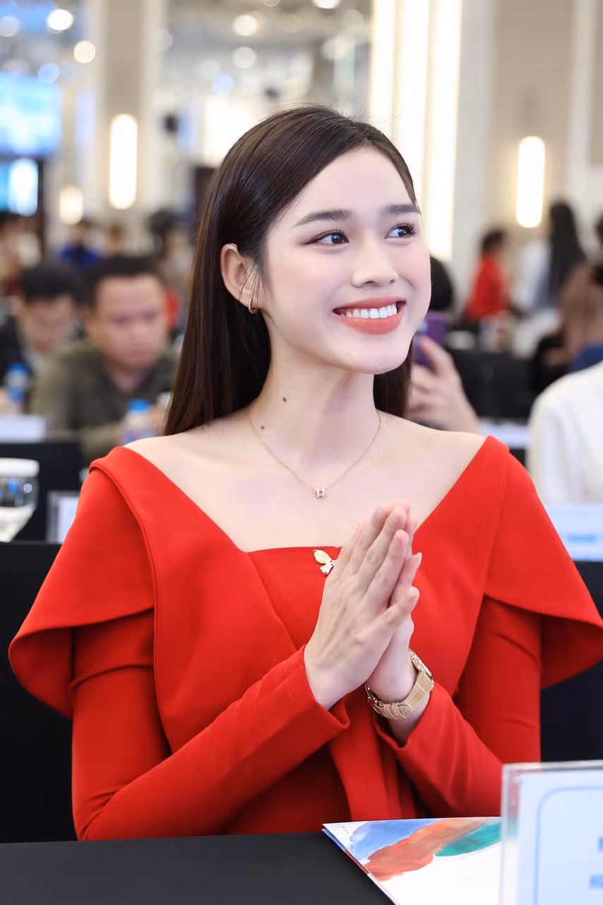 Hoa hậu Việt Nam 2020 trang điểm nhẹ nhàng, thanh lịch. Hoa hậu Việt Nam 2020 trang điểm nhẹ nhàng, thanh lịch.