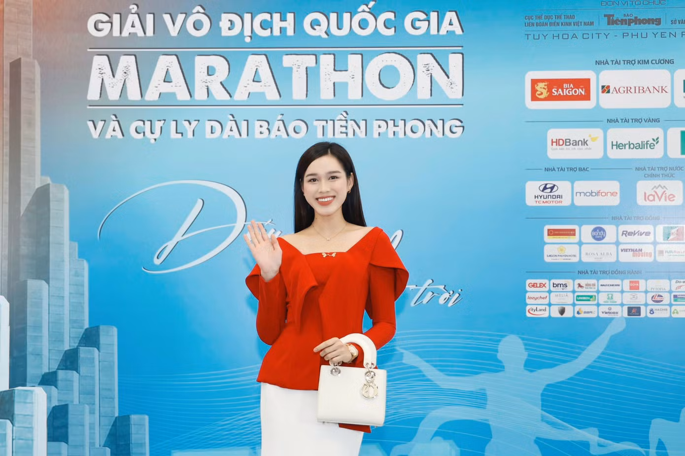 Hoa hậu Đỗ Thị Hà diện trang phục thanh lịch khi tới dự họp báo. Hoa hậu Đỗ Thị Hà diện trang phục thanh lịch khi tới dự họp báo.