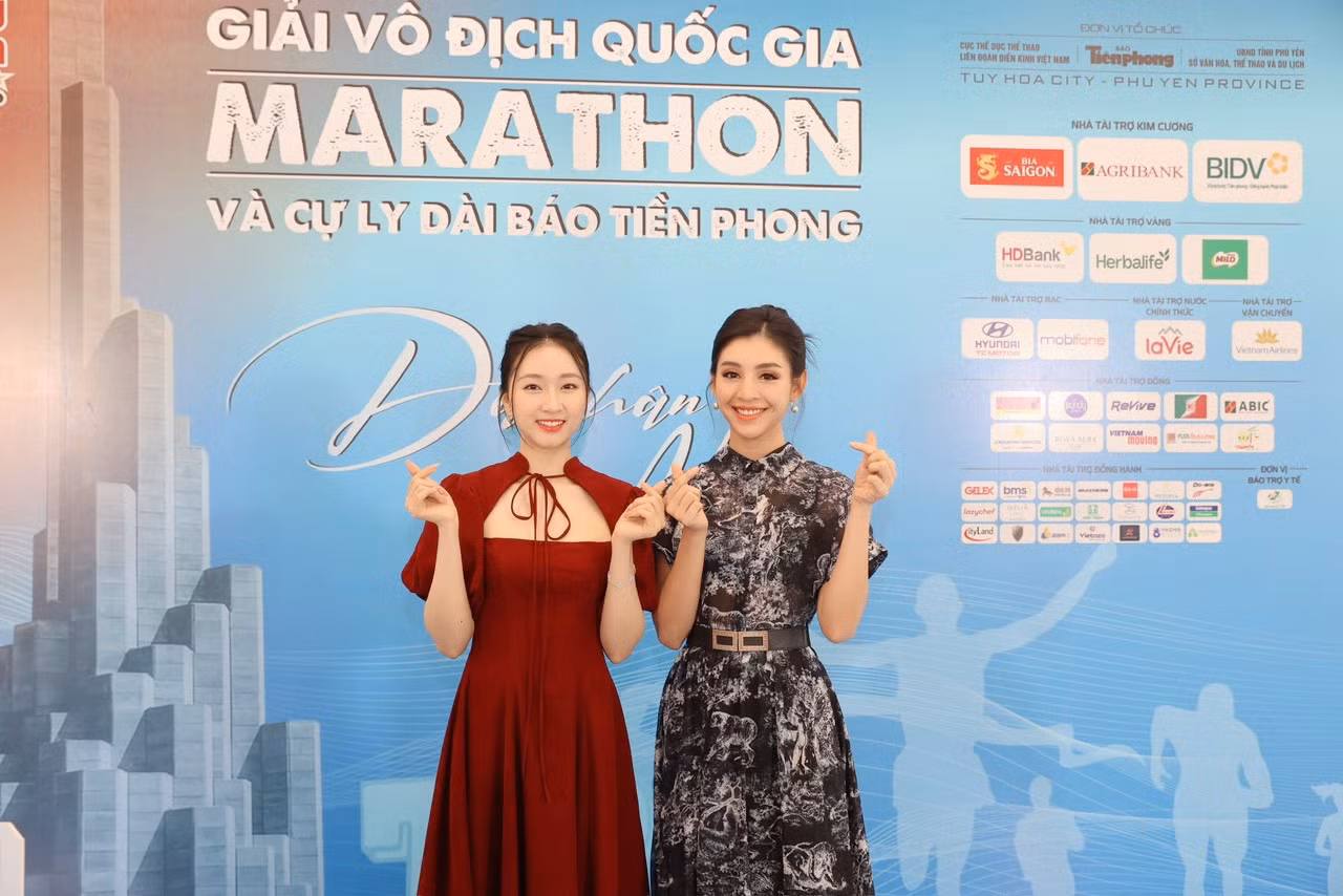 Miss Golf Vietnam 2022 Lê Thanh Tú và người đẹp Kim Trà My hội ngộ trên thảm đỏ. Miss Golf Vietnam 2022 Lê Thanh Tú và người đẹp Kim Trà My hội ngộ trên thảm đỏ.
