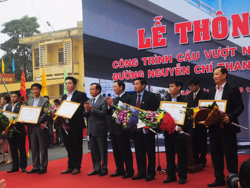 Lãnh đạo thành phố tặng bằng khen cho các đơn vị tham gia thi công cầu vượt trước thời hạn