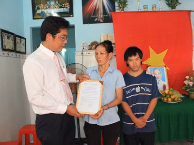 Ông Lâm Phúc - Trưởng phòng Đối ngoại trao quyết định bàn giao nhà tình thương cho gia đình bà Nguyễn Thị Kỳ, sinh năm 1969 tại xã Phước Thái
