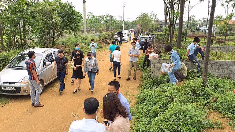 Phó Thủ tướng yêu cầu các bộ, ngành giám sát, xử lý nghiêm hành vi, đối tượng lợi dụng thông tin để đẩy giá bất động sản nhằm thu lợi bất chính. Phó Thủ tướng yêu cầu các bộ, ngành giám sát, xử lý nghiêm hành vi, đối tượng lợi dụng thông tin để đẩy giá bất động sản nhằm thu lợi bất chính.