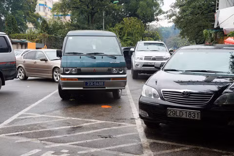 Nhiều xe tới đăng kiểm và nộp phí bảo trì đường bộ