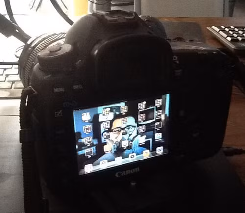 Canon 5D Mark III với nền tảng iOS, màn hình hiển thị nhiều tập ứng dụng khác nhau