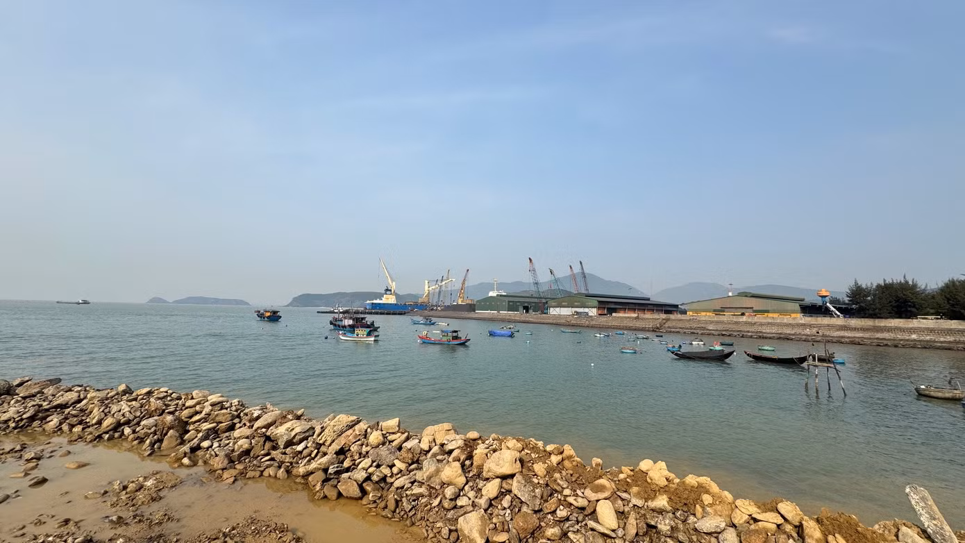 Vịnh Hòn La được đánh giá lý tưởng cho việc đầu tư cảng nước sâu vì kín gió. Vịnh Hòn La được đánh giá lý tưởng cho việc đầu tư cảng nước sâu vì kín gió.