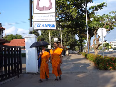 Ở Viêng Chăn đi khoảng vài trăm mét là gặp một ngôi chùa và màu vàng áo cà sa vì hơn 90% dân số theo đạo Phật. Đàn ông Lào ai cũng phải làm sư ít nhất một lần trong đời