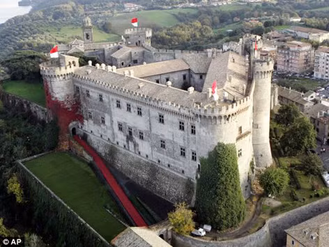 Lâu đài Orsini Odescalchi ở Bracciano, cách Rome 27 dặm cũng sẽ được bán . Lâu đài Orsini Odescalchi ở Bracciano, cách Rome 27 dặm cũng sẽ được bán
