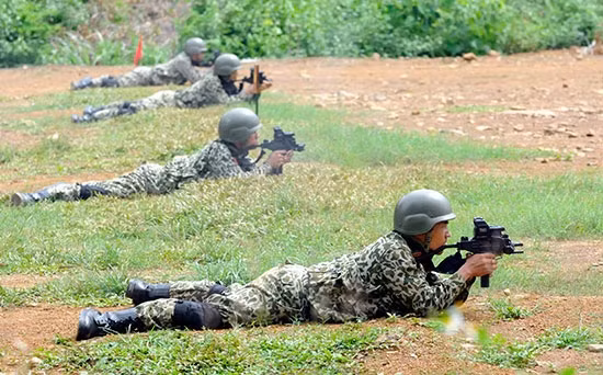 Các chiến đấu viên trình diễn khả năng bắn hạ mục tiêu chính xác bằng loại súng mới