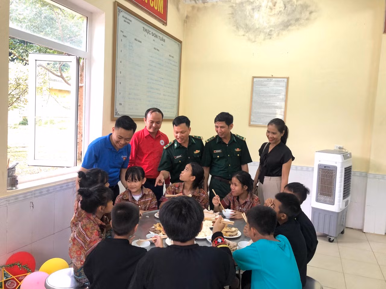Huyện Đoàn Hương Khê và Hội chữ Thập đỏ huyện tổ chức nấu cơm cho các em người đồng bào dân tộc Chứt.