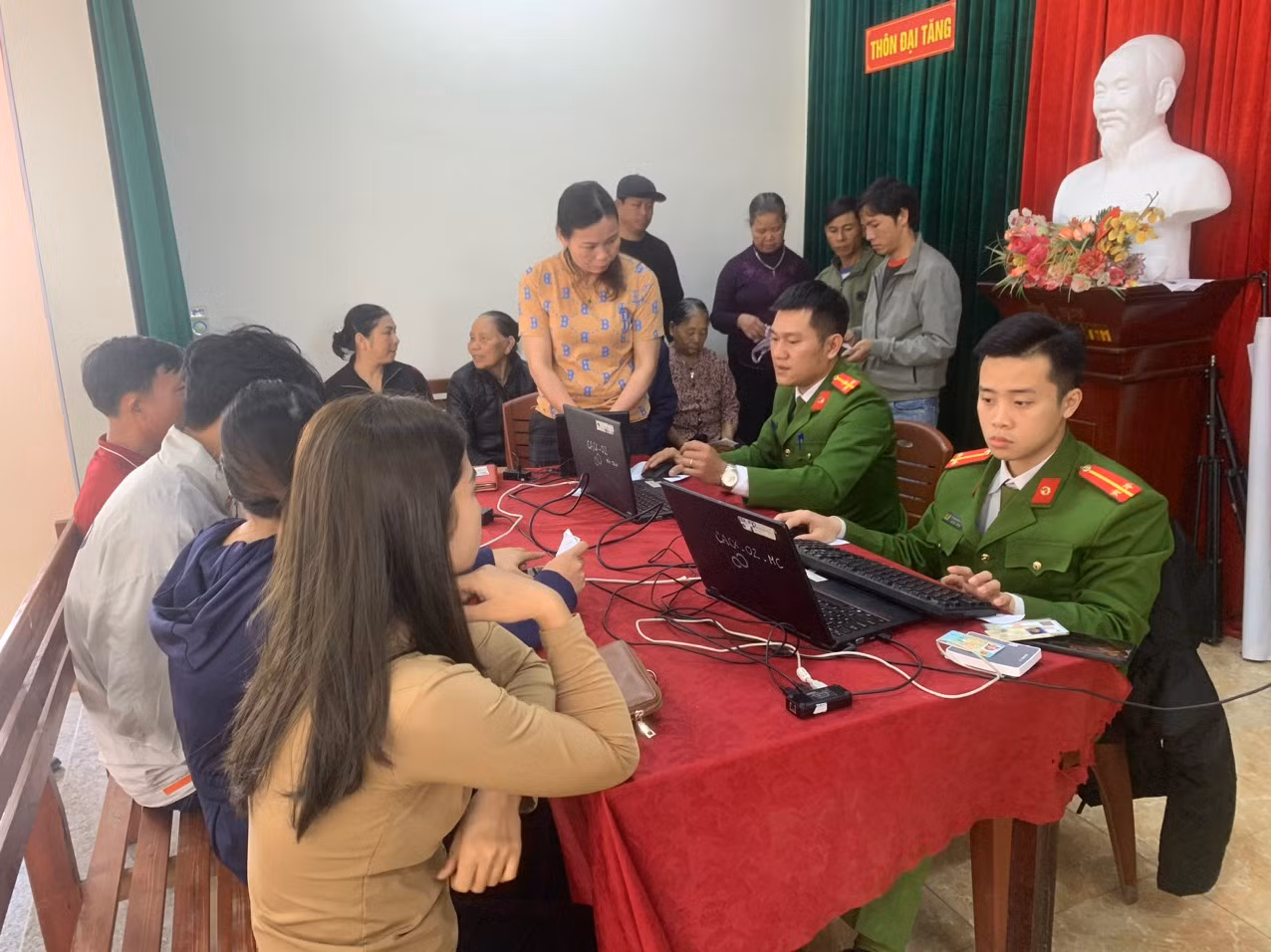 Người dân đến các địa điểm nhà văn hoá thôn để được hỗ trợ cài đặt.