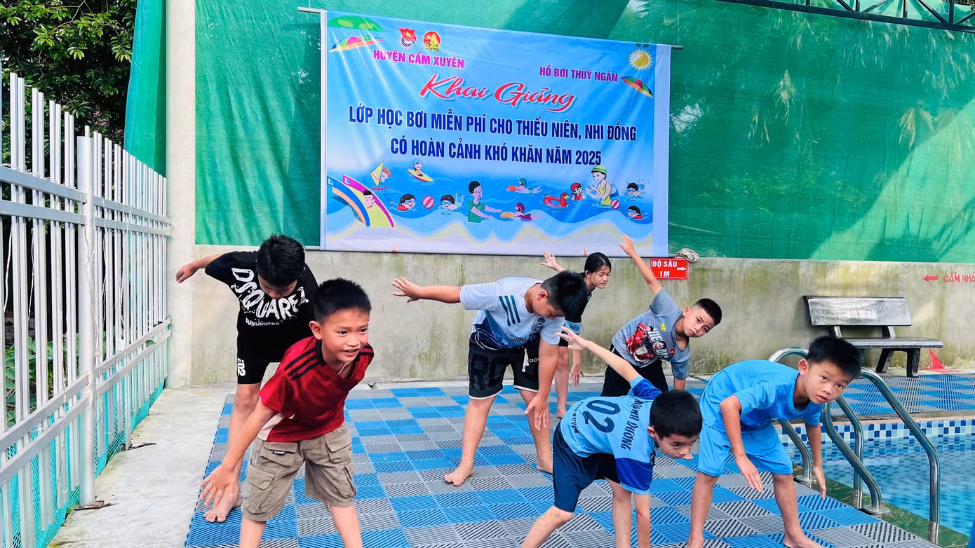 Hưởng ứng Chiến dịch Thanh niên Tình nguyện hè năm 2025, Huyện Đoàn Cẩm Xuyên phối hợp tổ chức lớp học bơi miễn phí hè năm 2025 cho các em học sinh, đoàn viên thanh niên thuộc diện hộ nghèo, hộ cận nghèo có hộ khẩu thường trú tại huyện Cẩm Xuyên. Hưởng ứng Chiến dịch Thanh niên Tình nguyện hè năm 2025, Huyện Đoàn Cẩm Xuyên phối hợp tổ chức lớp học bơi miễn phí hè năm 2025 cho các em học sinh, đoàn viên thanh niên thuộc diện hộ nghèo, hộ cận nghèo có hộ khẩu thường trú tại huyện Cẩm Xuyên.