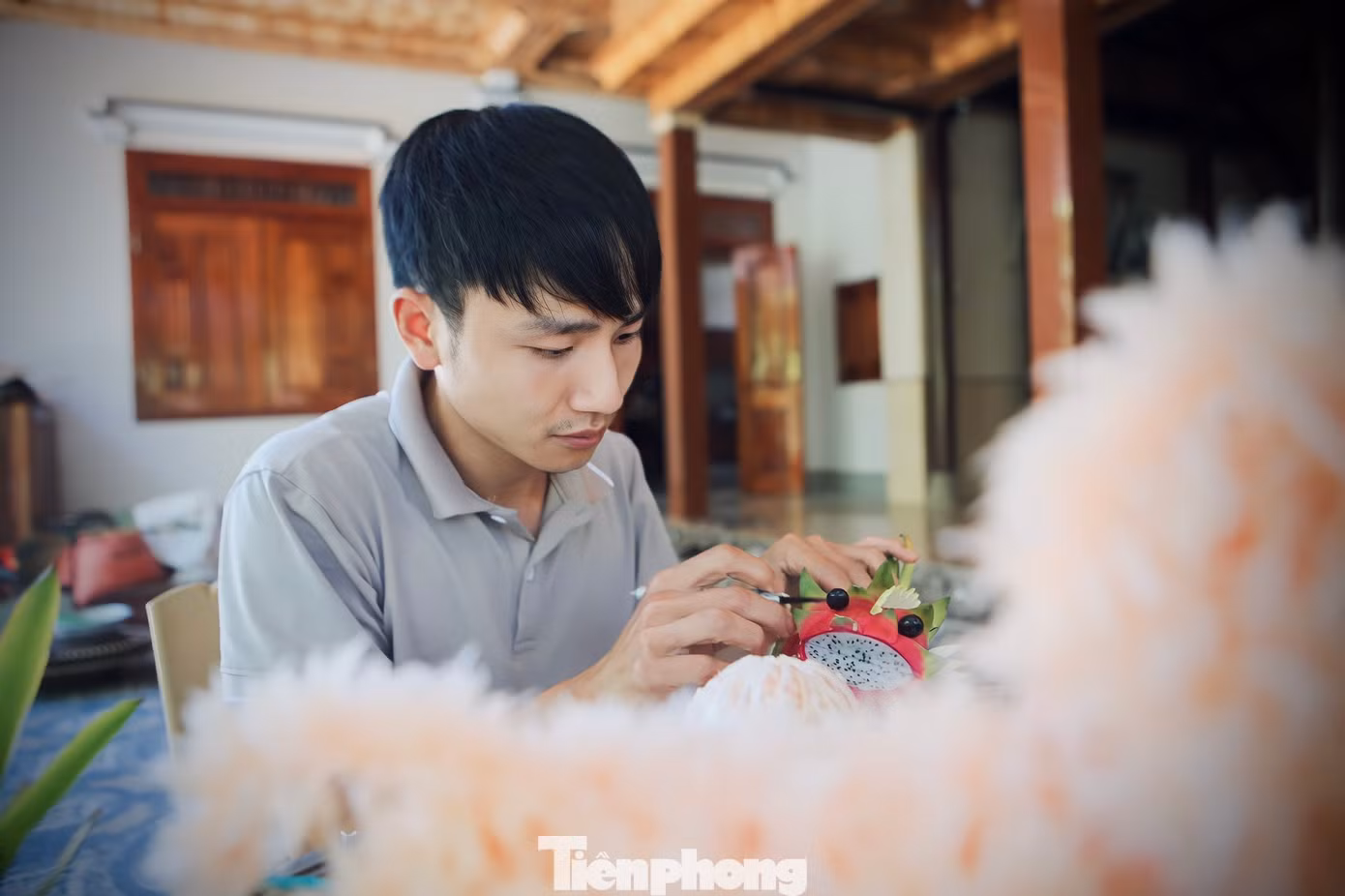 "Tôi chỉ nhận mỗi ngày làm 3 đơn hàng thôi. Có những hôm khách đặt nhiều phải nhờ thêm người hỗ trợ. Như năm ngoái cận ngày tôi không nhận nữa vì không kịp làm", anh Thiết chia sẻ.