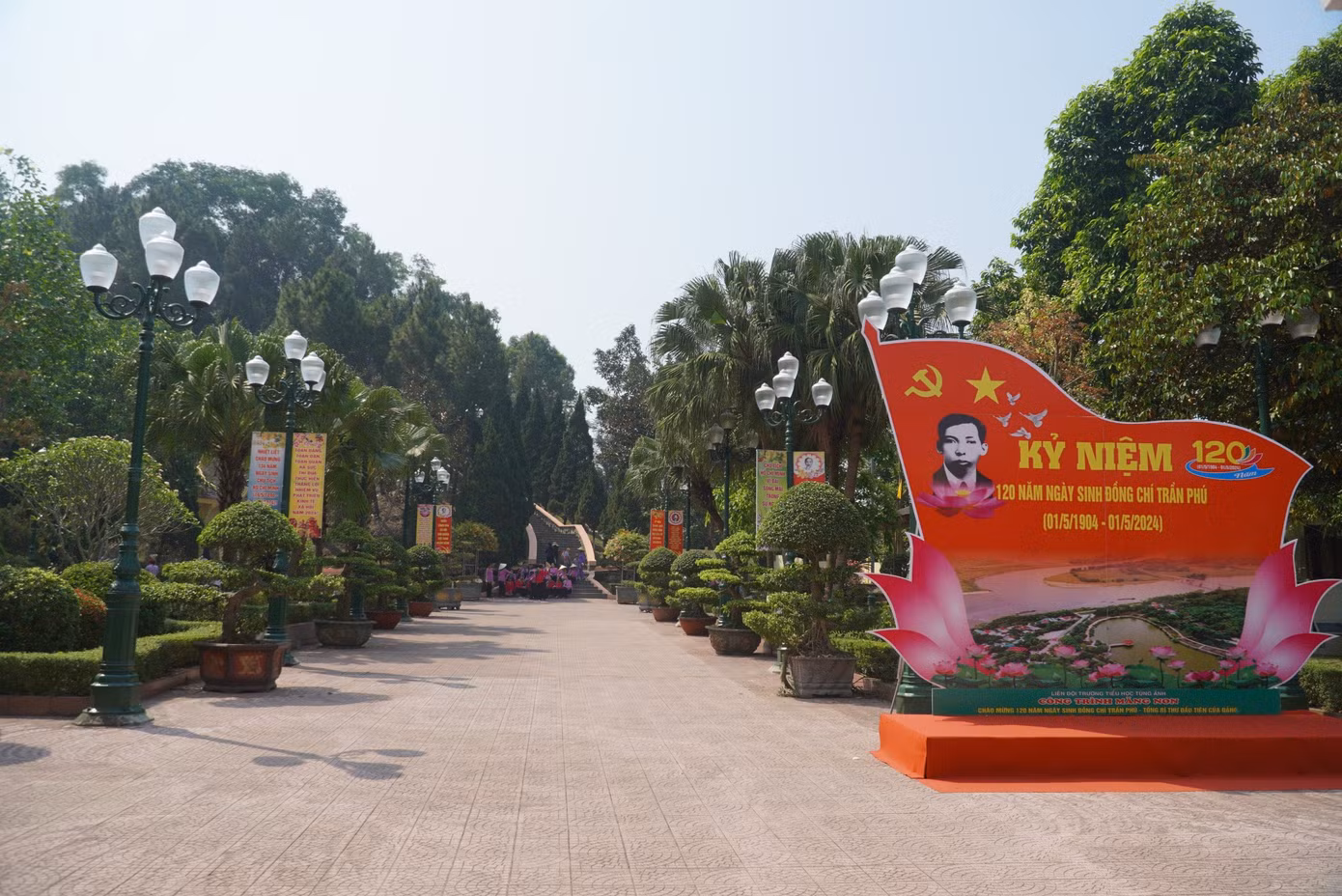 Những ngày này, rất đông người đến khu mộ của Tổng Bí thư Trần Phú tại huyện Đức Thọ (Hà Tĩnh) để dâng hương, hoa.