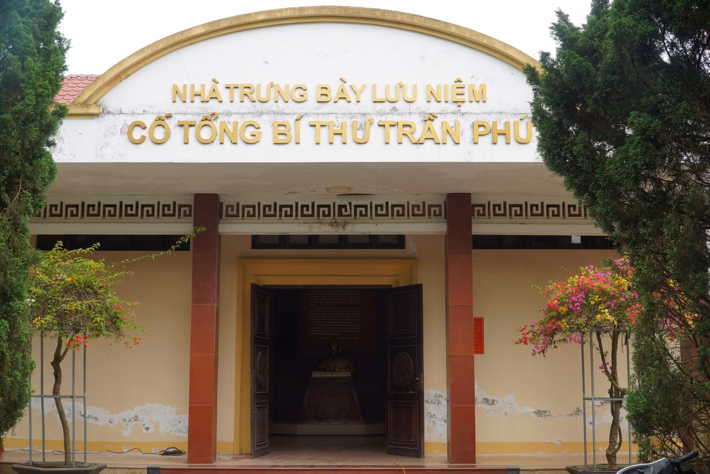Cách đó không xa là khu lưu niệm cố Tổng Bí thư nằm trên diện tích hơn 4.000 m2. Ở đây lưu giữ các kỷ vật về cuộc đời hoạt động cách mạng của cố Tổng Bí thư Trần Phú.