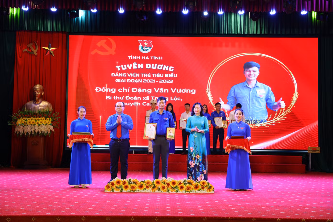 Những người tiên phong, gương mẫu, đạt nhiều thành tích trong công tác chuyên môn và công tác Đảng ở cơ sở được tuyên dương. Những người tiên phong, gương mẫu, đạt nhiều thành tích trong công tác chuyên môn và công tác Đảng ở cơ sở được tuyên dương.