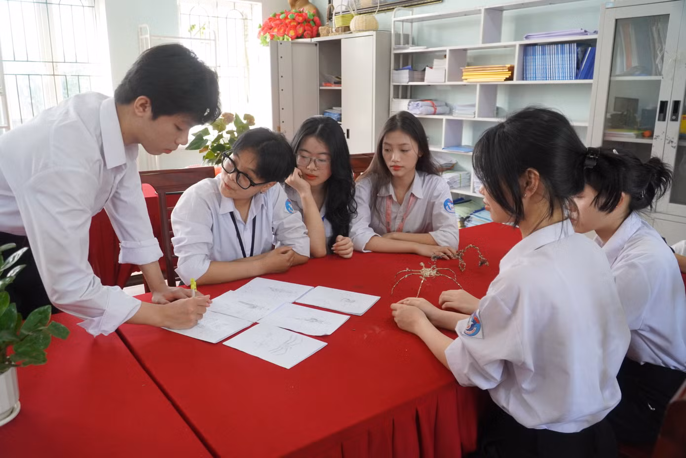 “Những mảnh vải cũ được tái chế thành các trang phục thời trang nhằm giảm đi lượng rác thải gây hại cho môi trường. Đây là bộ sưu tập lần thứ 2 mà nhóm lên ý tưởng và thực hiện. Bản thân em cũng rất vui khi sản phẩm ra mắt có nhiều người ủng hộ và bày tỏ sự thích thú”, em Nguyên chia sẻ. “Những mảnh vải cũ được tái chế thành các trang phục thời trang nhằm giảm đi lượng rác thải gây hại cho môi trường. Đây là bộ sưu tập lần thứ 2 mà nhóm lên ý tưởng và thực hiện. Bản thân em cũng rất vui khi sản phẩm ra mắt có nhiều người ủng hộ và bày tỏ sự thích thú”, em Nguyên chia sẻ.