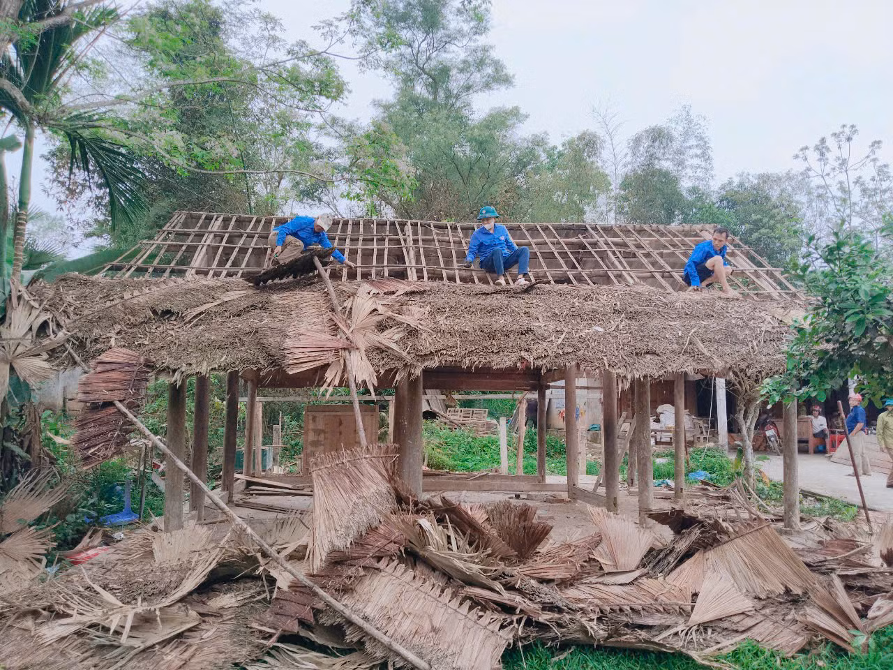 Các hoạt động hỗ trợ xóa nhà tạm, dột nát đang tiếp tục được tuổi trẻ toàn huyện Hương Khê tập trung triển khai tích cực. Theo thống kê, huyện Hương Khê có gần 200 nhà tạm, nhà dột nát cần được xây mới, sửa chữa. Xác định khối lượng công việc lớn và nhiều nguồn lực, tuổi trẻ huyện nhà đang nỗ lực để chung tay, góp sức hoàn thành mục tiêu đề ra.