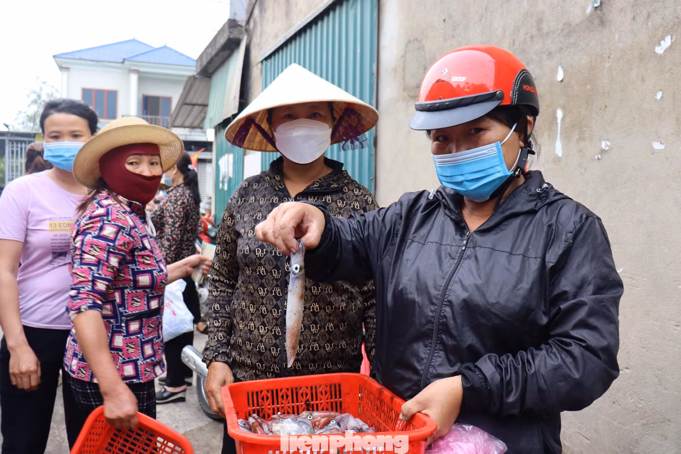 Những rổ mực được người dân mang ra chợ bán sau khi đánh bắt từ biển về.
