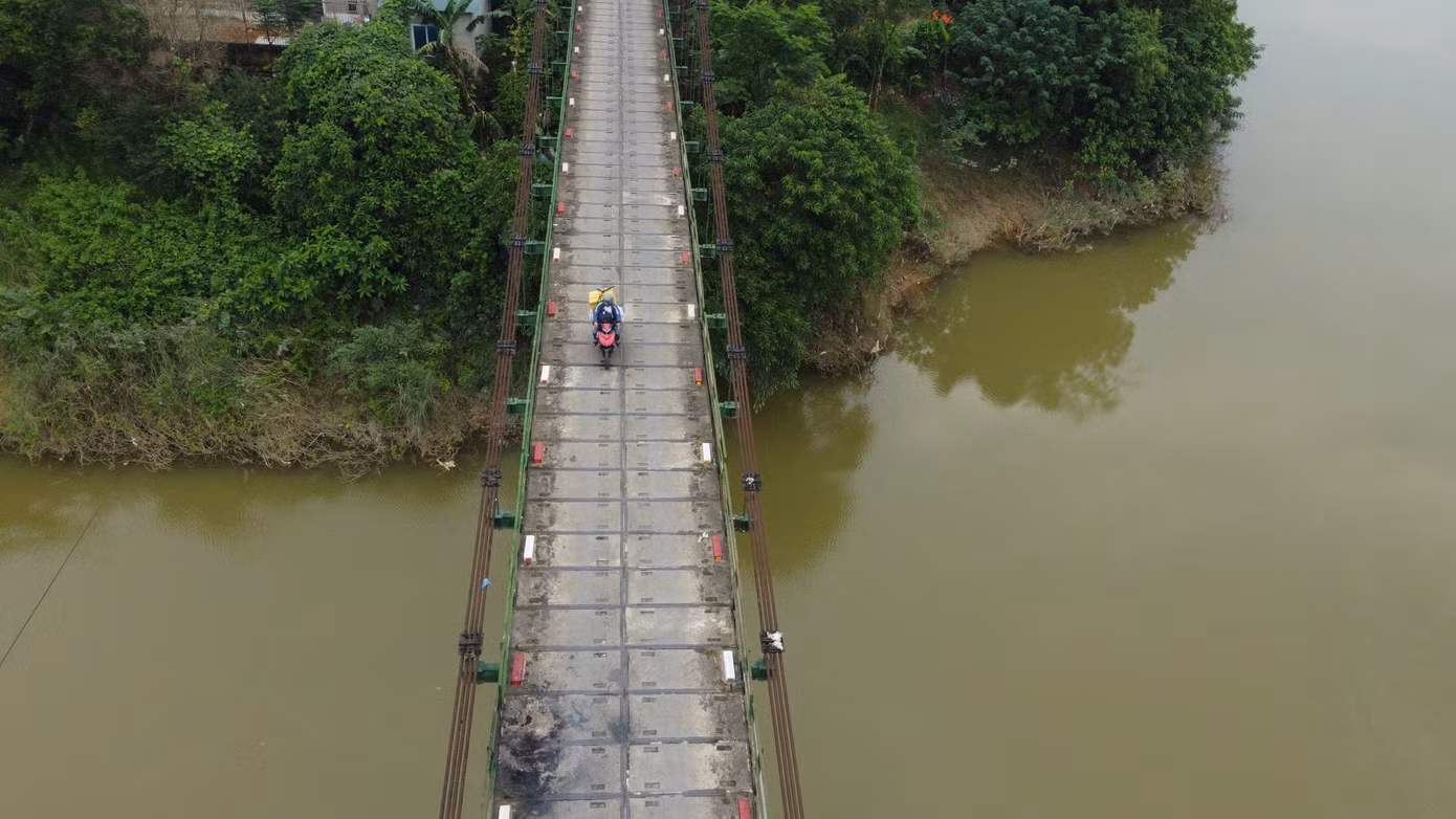 Cầu treo Chợ Bộng là một trong số rất ít cây cầu treo còn sử dụng ở Hà Tĩnh. Hiện, phần lan can hai bên cầu hoen gỉ.