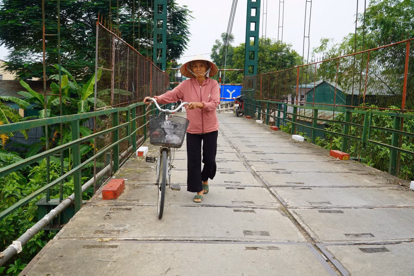 "Tôi thường xuyên di chuyển qua cầu để đi chợ. Cầu xuống cấp cũng lo lắng, nhưng nếu đi con đường khác sẽ rất xa, nên đi qua đây tôi phải di chuyển chậm vì đi nhanh, đông người cầu rung lắc mạnh", bà Nguyễn Thị Tuyết (trú xã Đức Lạng, huyện Đức Thọ) chia sẻ.