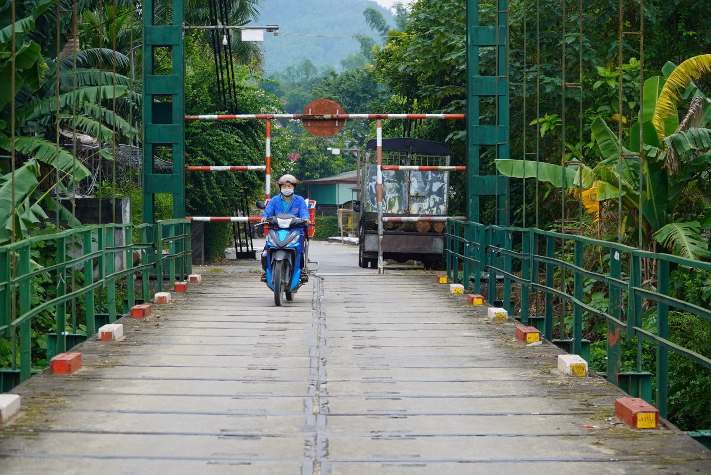 Tuy nhiên, đây là khu vực giao thương đến Chợ Bộng nên có lưu lượng người, xe máy, xe đạp đi lại rất đông.